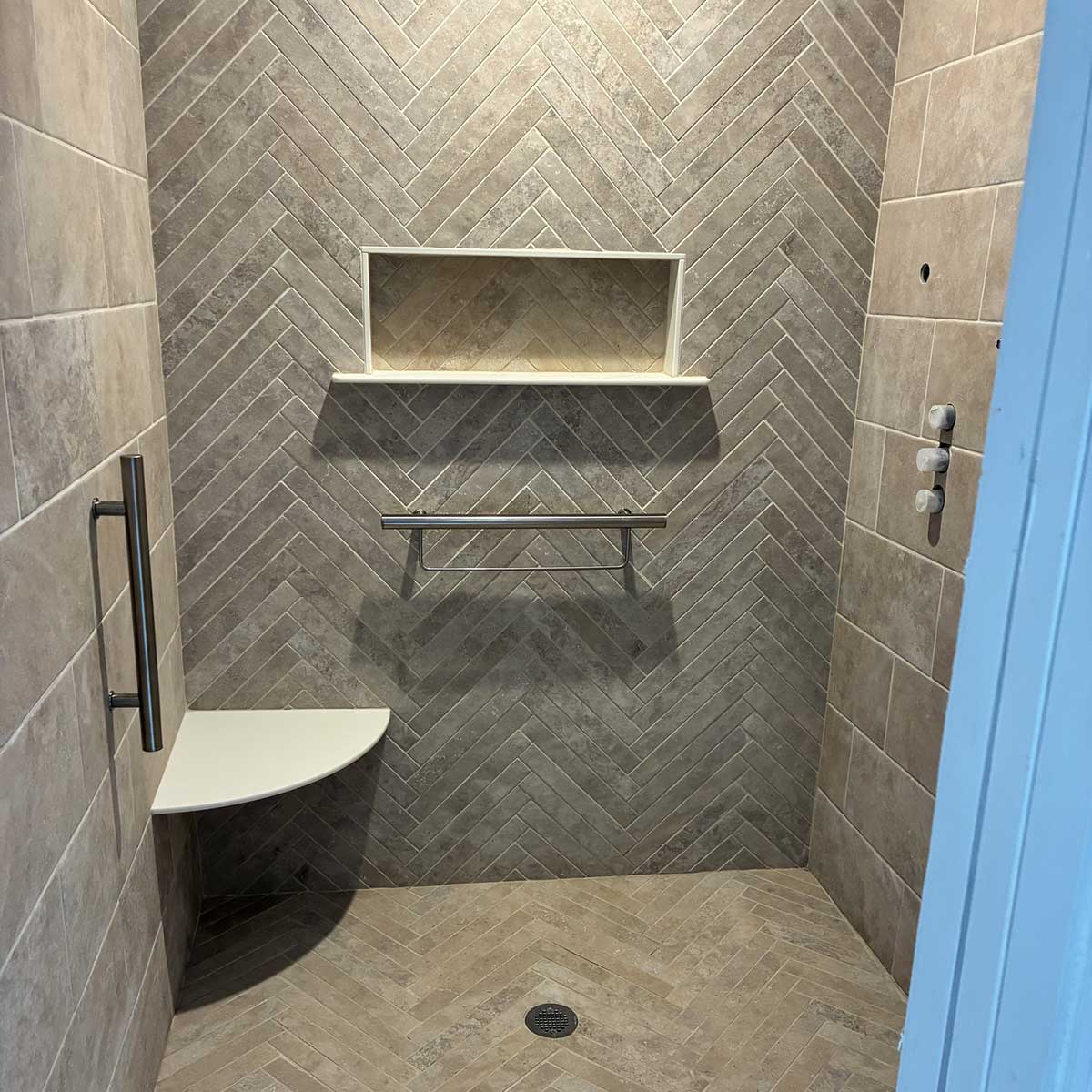 Tileware Boundless Pre-sloped Anchor Flange Floating Seat 18 inch